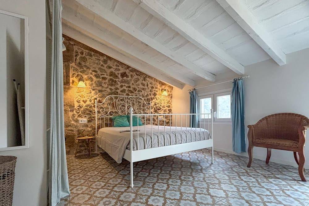 Lovely home in Petra with private swimming pool, can be inside or outside in Petra, Majorca Center
