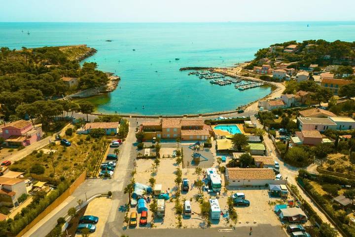 Camping pour 4 personnes, avec vue ainsi que piscine et terrasse