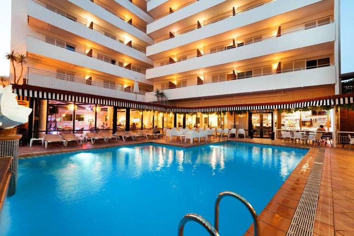 Hôtel pour 2 personnes, avec terrasse et bassin pour enfant ainsi que jacuzzi et piscine