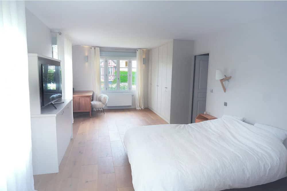 Modern family home with heated pool in Deauville, Lisieux und Umgebung