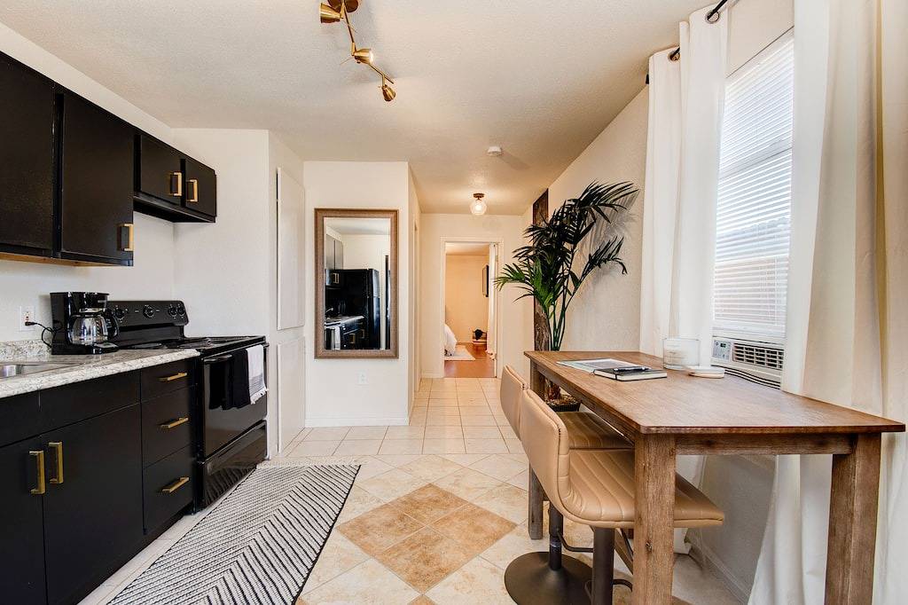 ✮The Monochromatic Modern Studio✮Near Ttu✮1Bd/1Bth in Lubbock, Lubbock County