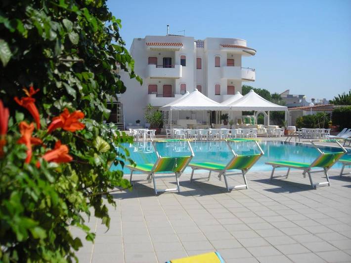 Appartamento per 4 persone, con Balcone e Terrazza nonché Giardino e Piscina a Leporano Marina