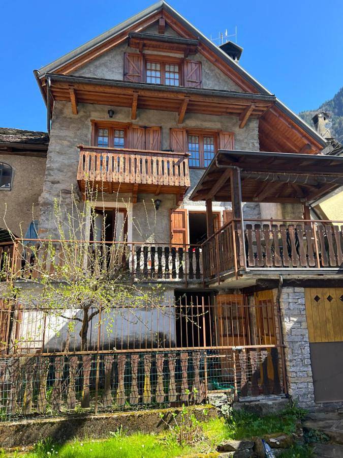 Gîte pour 4 personnes, avec jardin ainsi que vue et balcon dans Anzino