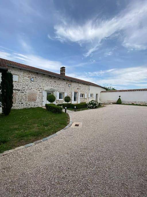 Location de vacances pour 8 personnes, avec Terrasse et Jardin ainsi que Piscine et Vue à Saint-Georges-de-Reneins