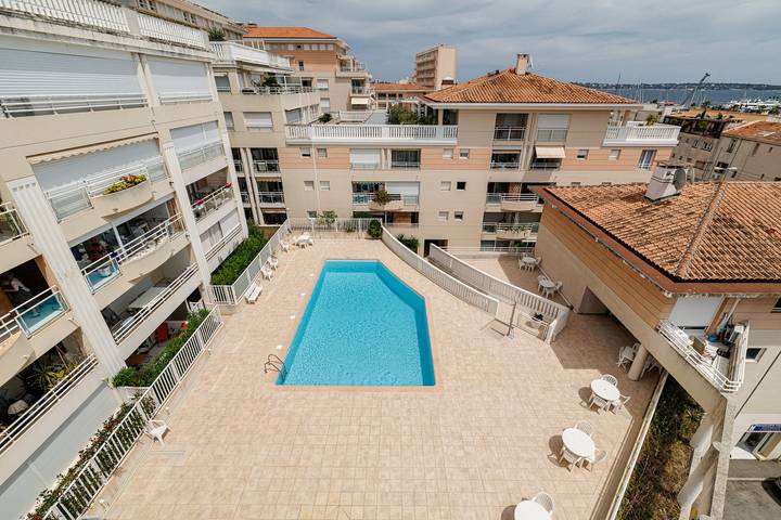 Gîte pour 4 personnes, avec piscine ainsi que vue sur l’océan et balcon dans Golfe-Juan - 2
