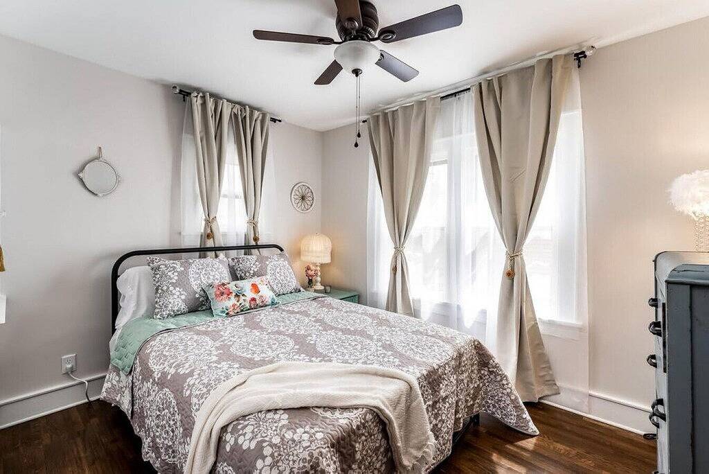 Roaring Riverside - Art Deco Luxe - 2 Kings! in Wichita, Kansas