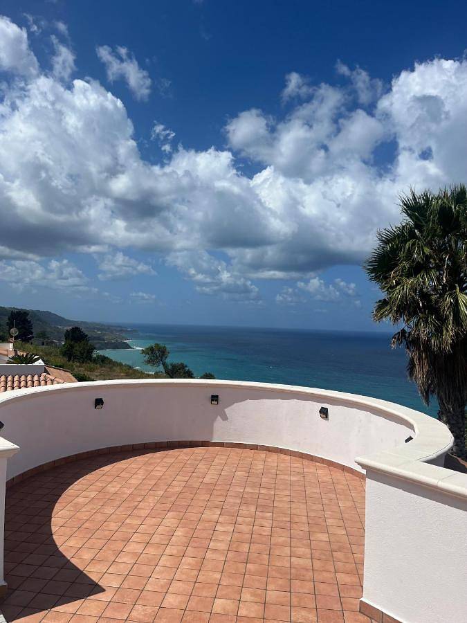 Location de vacances pour 5 personnes, avec piscine ainsi que jacuzzi et jardin à Zambrone - 3