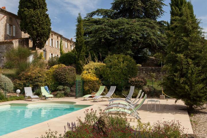 Gîte pour 15 personnes, avec piscine et terrasse, animaux acceptés