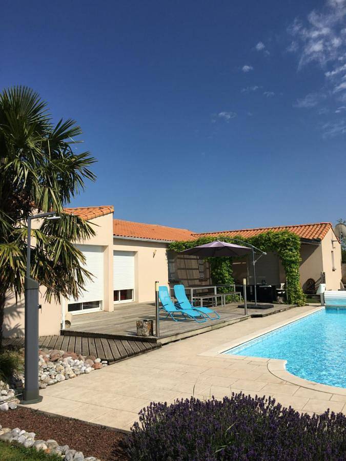Location de vacances pour 3 personnes, avec piscine ainsi que vue et jardin à Parthenay - 2