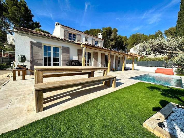 Location de vacances pour 14 personnes, avec Balcon et Terrasse ainsi que Piscine et Vue à Ventabren - 2
