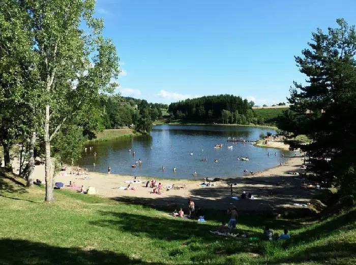 Camping pour 4 personnes, avec terrasse en Auvergne - 2