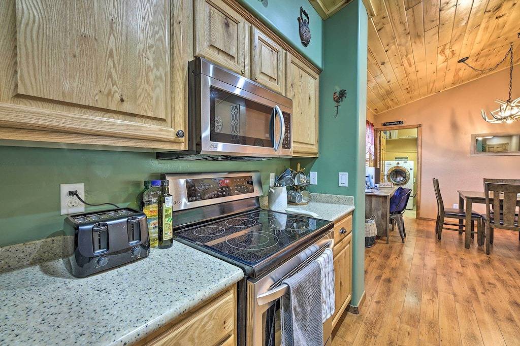 3 Mi to Fool Hollow Lake: Cozy Cabin w/ Deck in Show Low, Navajo County