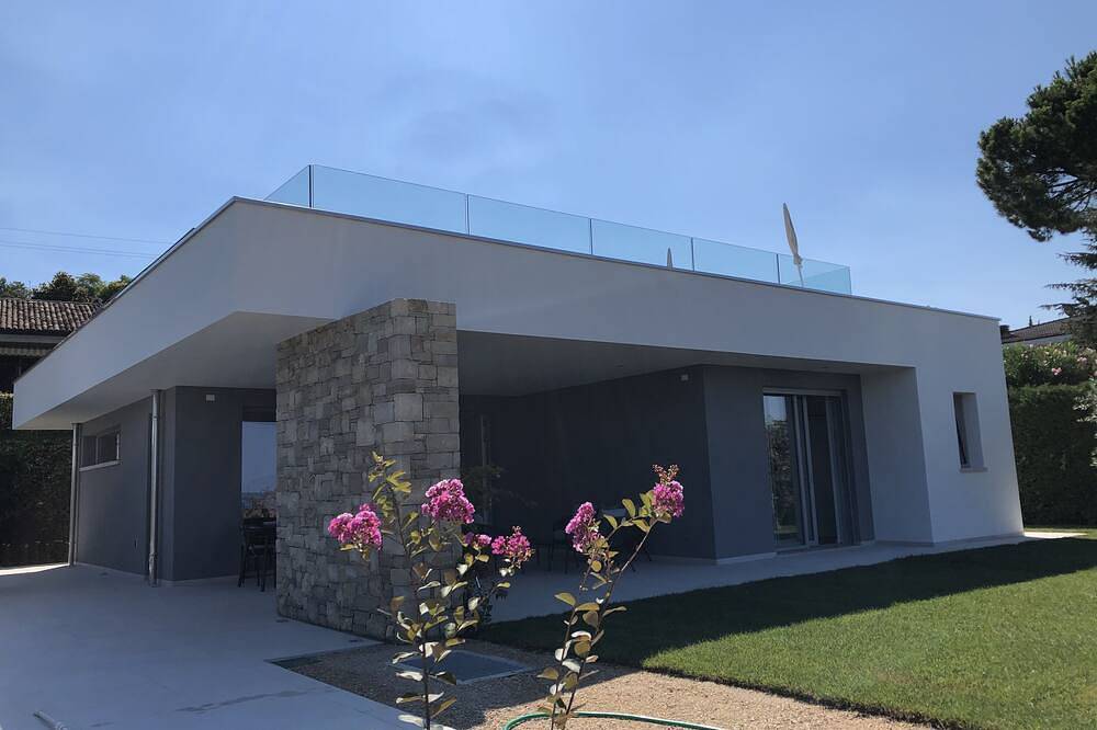 Villa Andrea with swimming pool in Bardolino, Gardasee-Berge