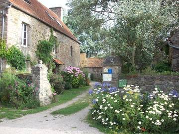 Gîte pour 4 personnes, avec jardin à Quettehou