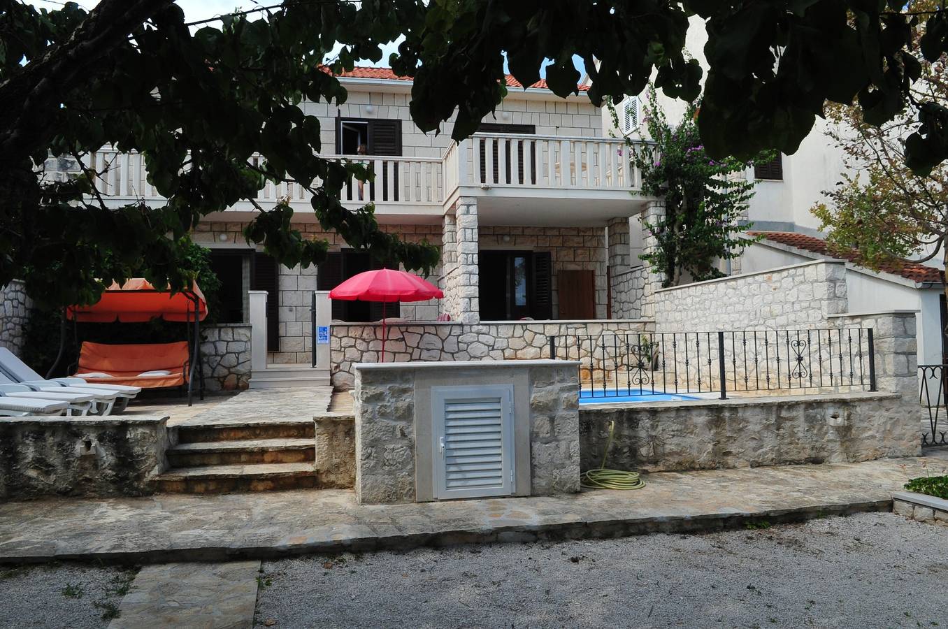 Ganze Wohnung, 3-Zimmer-Ferienwohnung mit Terrasse und Meerblick Supetar, Brac A-11360-a in Supetar, Brac