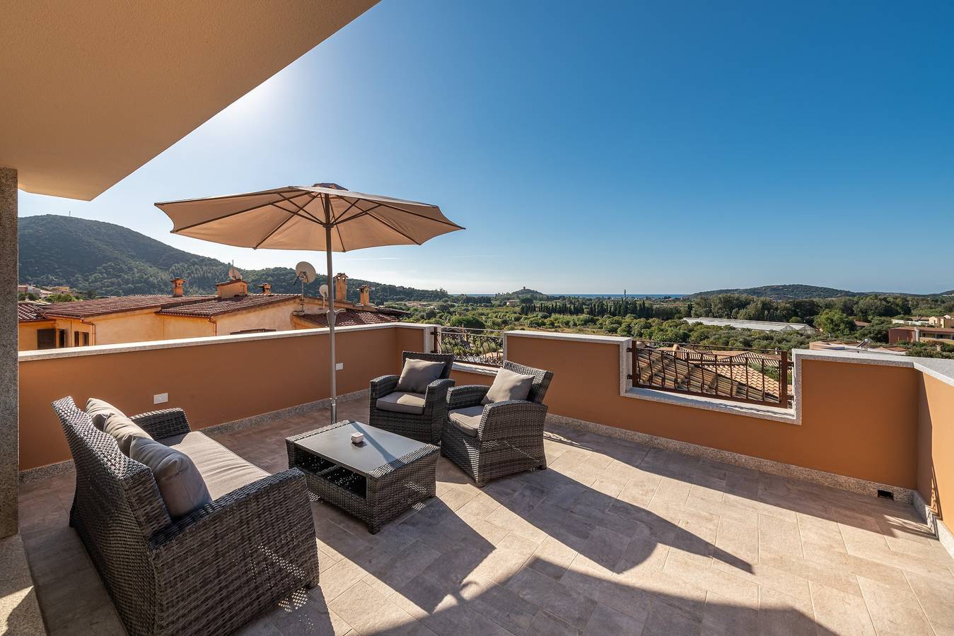 Lussuosa casa vacanza con terrazza, Wifi e aria condizionata; posti auto disponibili, sono ammessi animali domestici di piccola taglia.  in Chia, Domus De Maria
