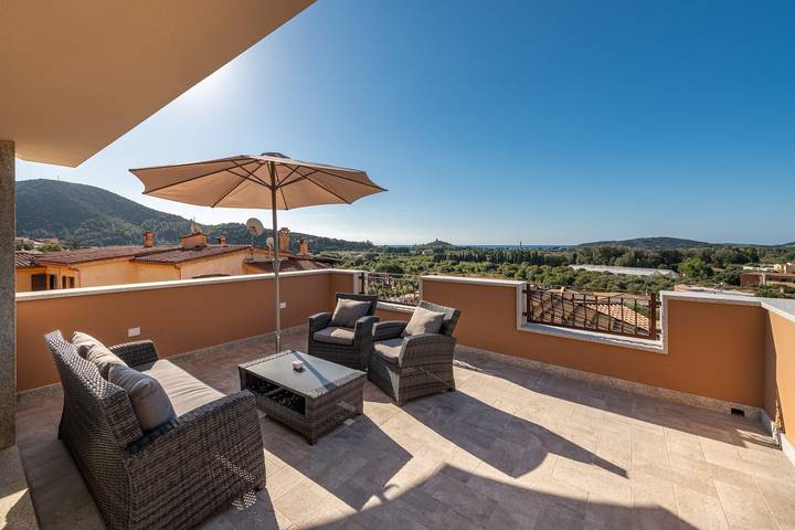 Lussuosa casa vacanza con terrazza, Wifi e aria condizionata; posti auto disponibili, sono ammessi animali domestici di piccola taglia. in Chia, Domus De Maria