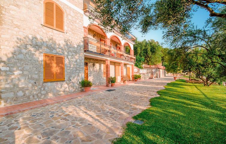 Appartamento intero, Rifugio in riva al mare con WiFi, AC, parcheggio e terrazza - 2,5 km dalla spiaggia in Ascea, Cilento Coast