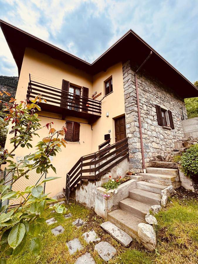 Gîte pour 4 personnes, avec jardin et vue à Sondalo
