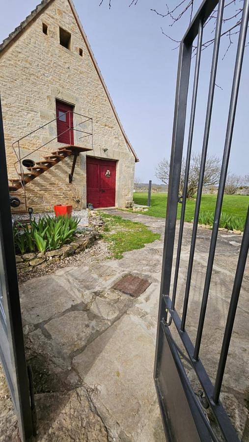 Gîte pour 3 personnes, avec Terrasse et Jardin ainsi que Piscine et Vue dans Lamothe-Cassel