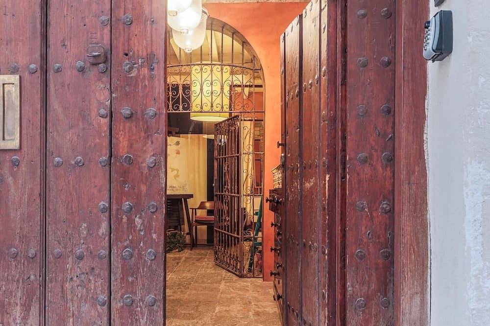 Entire apartment, The house of the restoration architect Aire in Casco Antiguo, Sevilla