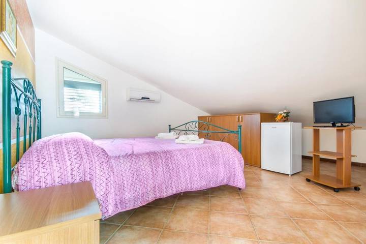 Gîte pour 2 personnes, avec vue ainsi que piscine et jardin, animaux acceptés à Campofelice di Roccella - 4