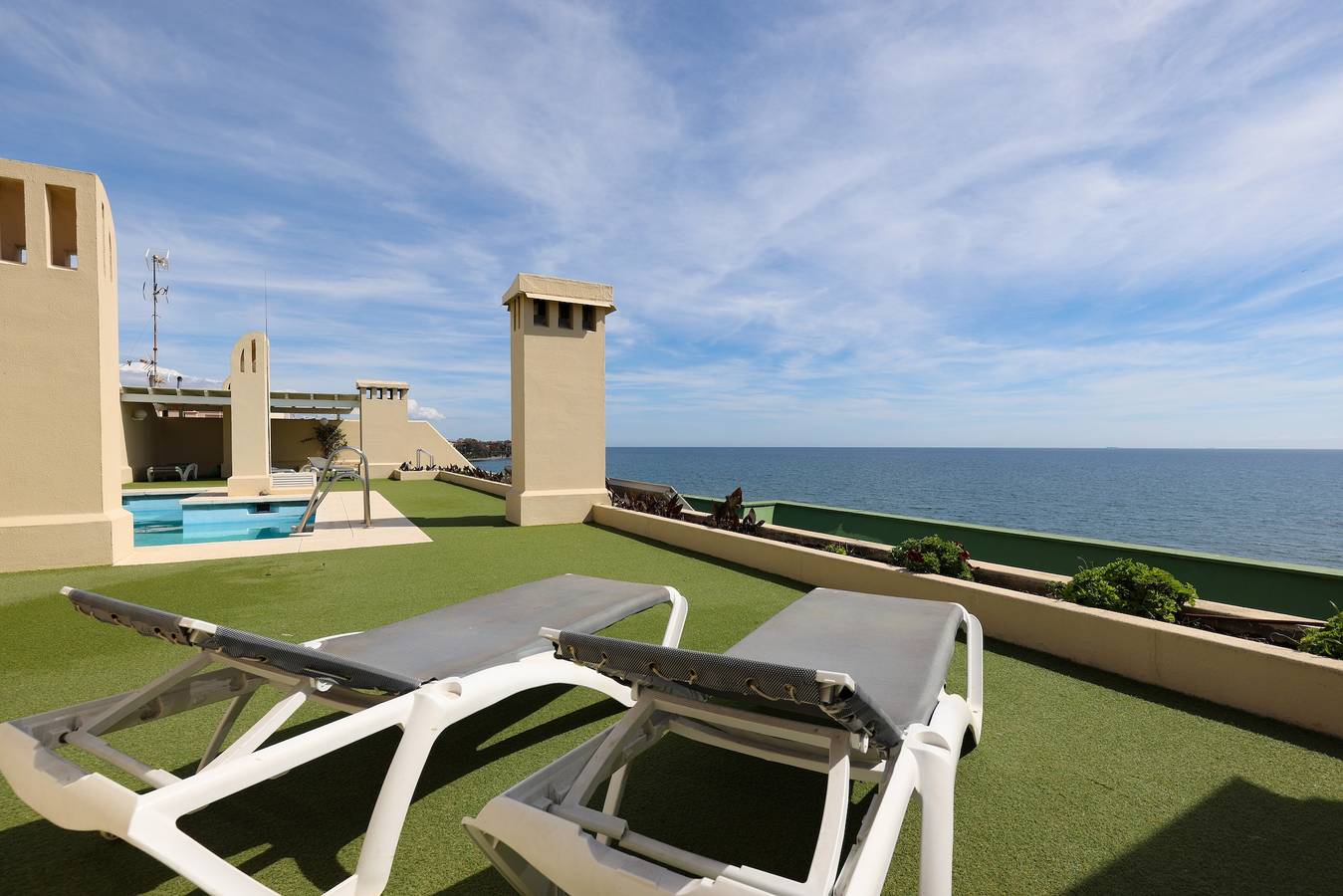 Appartement entier, "Avec la vue sur la mer, la piscine, le Wi-Fi, l'air conditionné et le balcon. in Estepona Old Town, Estepona