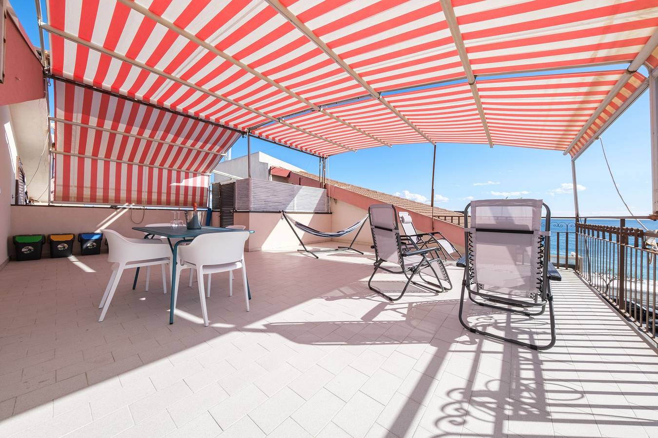 Ganze Wohnung, Ferienhaus 'Lumeriam Sea Loft' mit Meerblick, privater Terrasse und Klimaanlage in Roccalumera, Messina Provinz