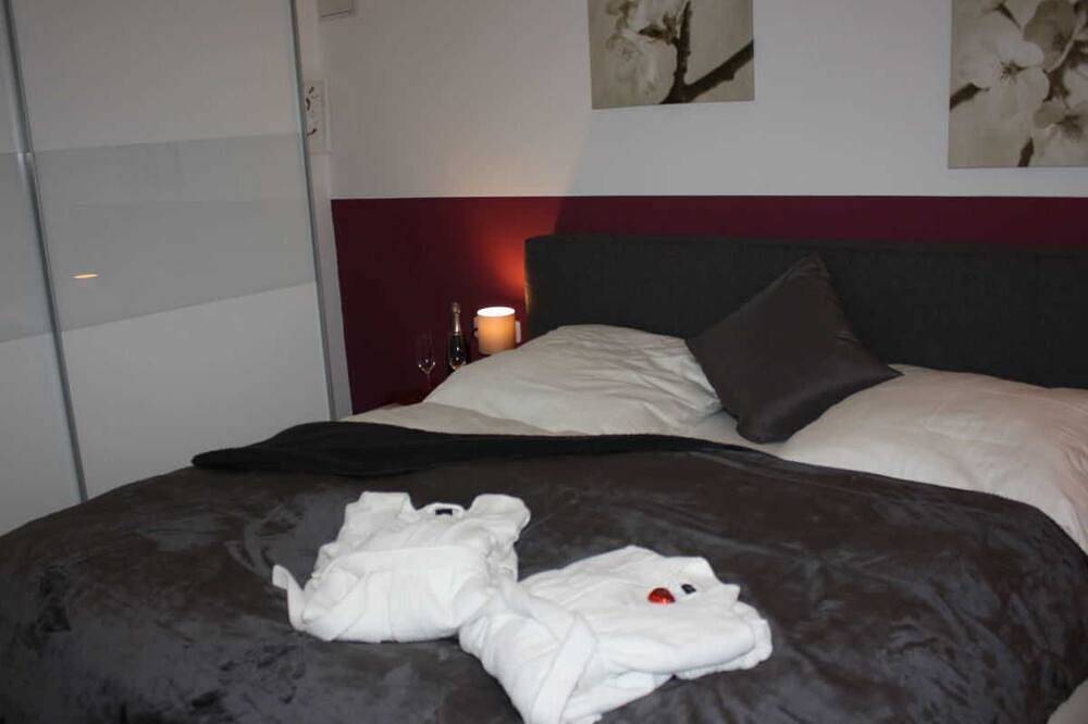 Ganze Wohnung, 4 **** Ferienwohnung Schlossblick Sauna Pool Jakuzzi privat - 4-Sterne in Braunfels, Lahn-Dill-Kreis