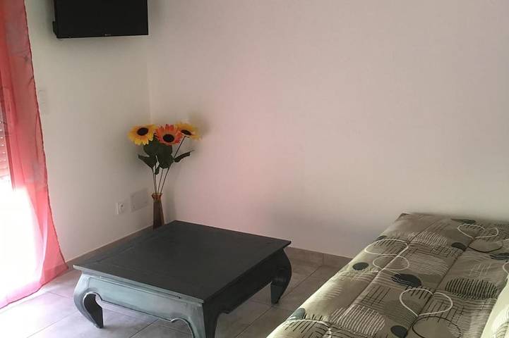 Appartement de vacances pour 6 personnes, avec piscine ainsi que jardin et terrasse