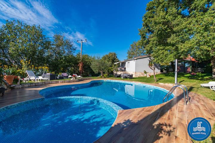 Ferienhaus für 4 Personen, mit Terrasse und Garten sowie Kinderpool und Pool in Pazin