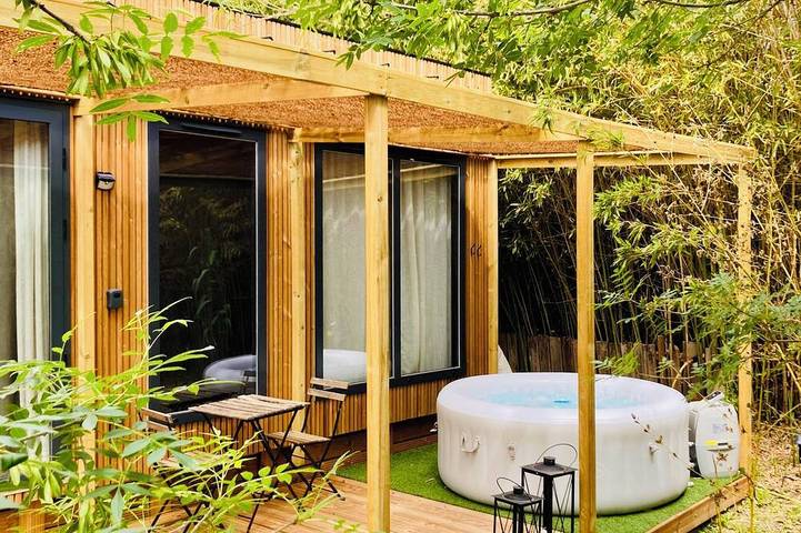 Location de vacances pour 2 personnes, avec Jacuzzi ainsi que Terrasse et Jardin dans Saliers