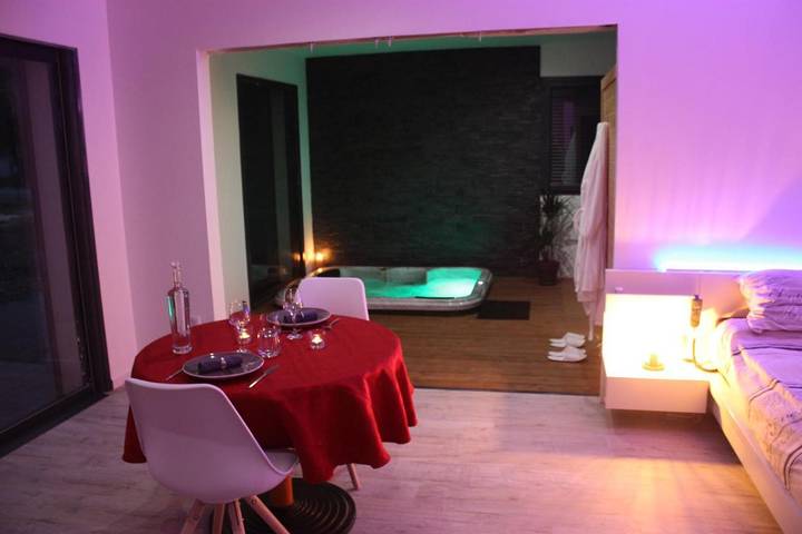 Chambre d’hôte pour 2 personnes, avec Jacuzzi et Terrasse ainsi que Jardin et Sauna