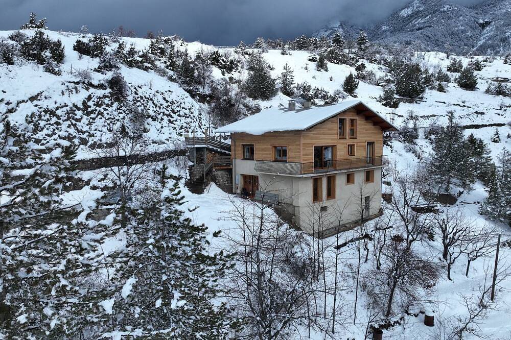 Mountain house with breathtaking view of the Guil river in Eygliers, Nationalpark Écrins