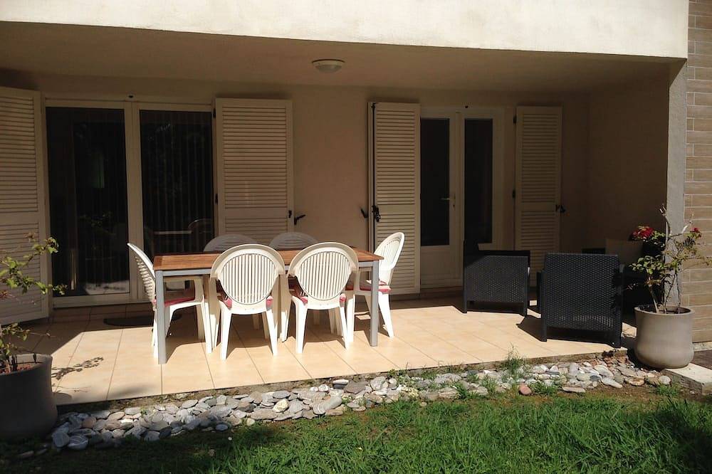 Appartamento intero, Grazioso appartamento con ampia terrazza e piscina privata a 5 minuti dalla spiaggia in Santa Lucia di Moriani, Corte e dintorni