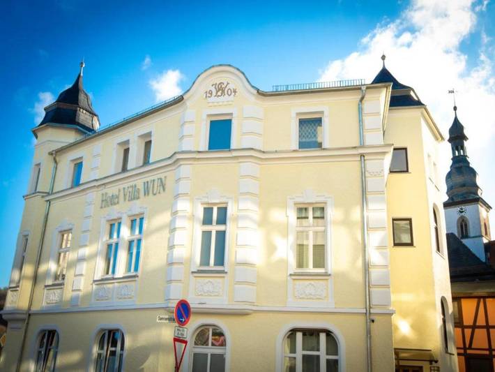 Hotel Villa Wun - Doppelzimmer mit Zustellbett in Wunsiedel, Landkreis Wunsiedel im Fichtelgebirge