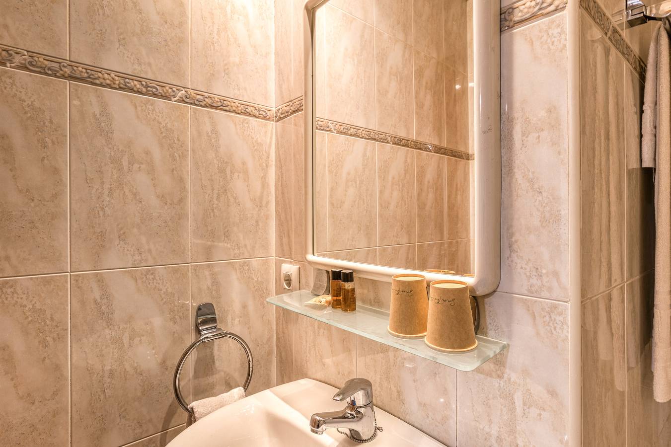 Bed and Breakfast 'Habitació Individual 1' con balcón, Wi-Fi y aire acondicionado in Figueras, Alt Empordà