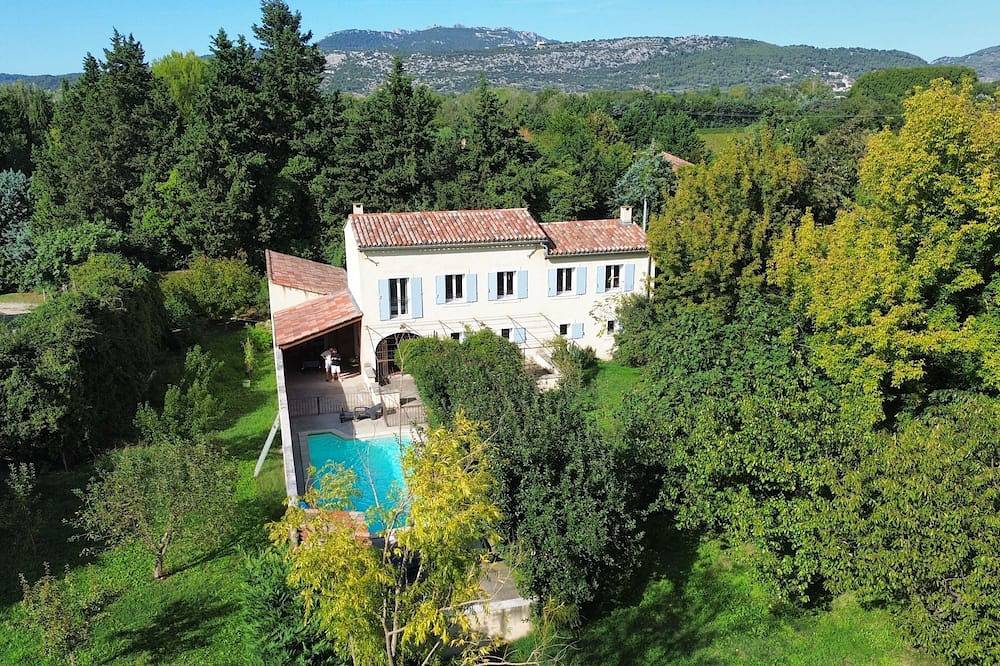Beautiful Mas Provençal, Classified 4-star furnished holiday home with garden & swimming pool in Aubignan, Vaucluse