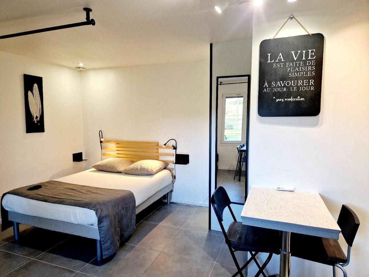 Appartement entier, Séjour pro & Famille - Gîtes meublés Wood Sky - Wifi Parking privé Terrasses & Jardin in Laveyron, Région de Valence
