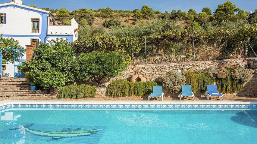 Apartamento para 4 personas, con piscina y jacuzzi además de terraza y jardín en Rute