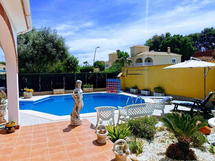 Apartamento para 4 personas, con Balcón y Terraza además de Jardín y Piscina en Los Balcones