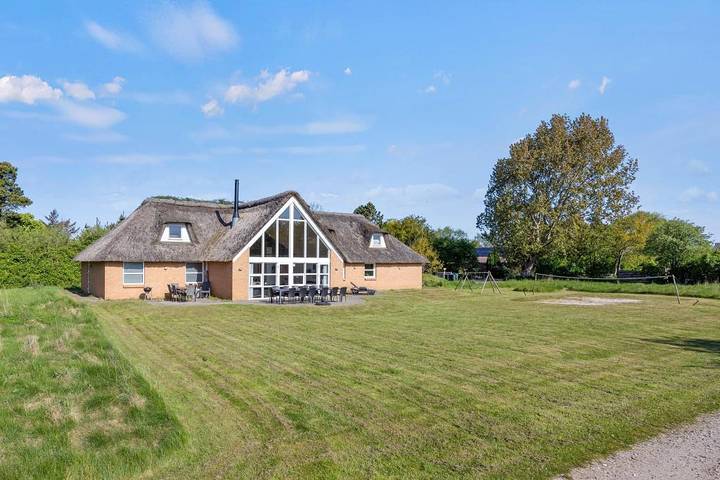 Villa für 16 Personen, mit Balkon/Terrasse und Whirlpool sowie Terrasse und Garten auf Rømø