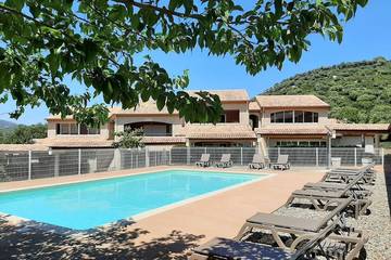 Gîte pour 4 personnes, avec piscine et jardin à Oletta