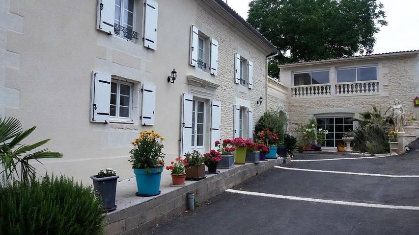 Chambre d’hôte pour 5 personnes, avec bassin pour enfant et vue ainsi que piscine et jardin