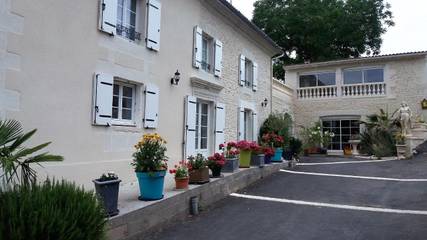 Chambre d’hôte pour 5 personnes, avec piscine et bassin pour enfant ainsi que vue et jardin dans Jaunay-Marigny