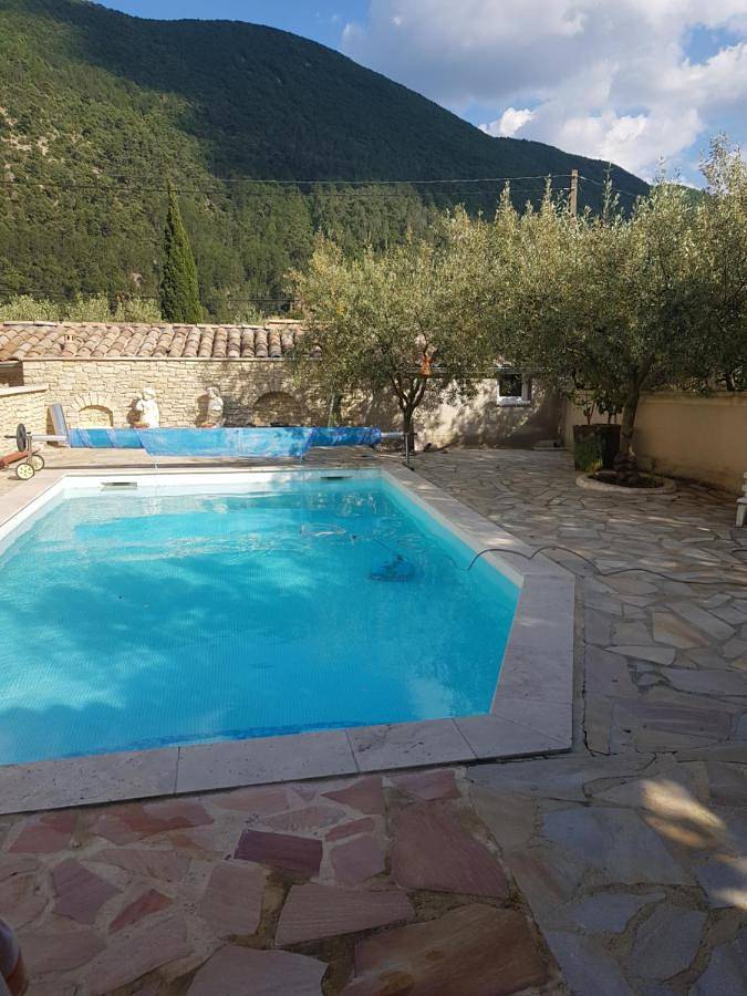 Vakantiehuis voor 4 personen, with terras and uitzicht as well as zwembad in Nyons