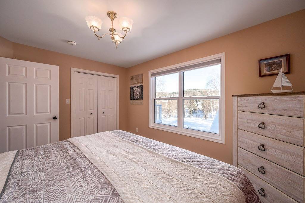 Pointe of View | Riverfront | Sled In/Out |Sleep 6 in Bancroft, Ontario