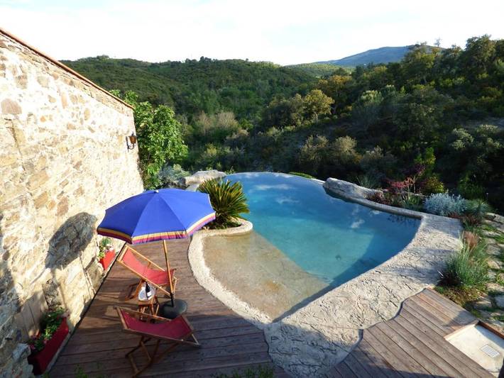 Location de vacances pour 4 personnes, avec piscine ainsi que vue et jardin à Caixas