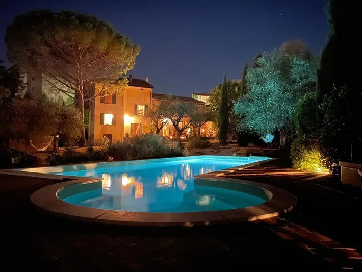 Albergo a gestione familiare per 4 persone, con piscina e giardino nonché panorama, con animali domestici - 1