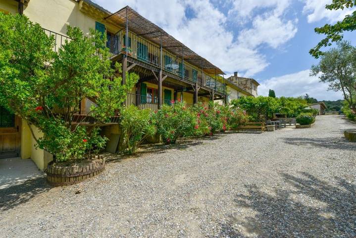 Hôtel pour 3 personnes, avec vue et bassin pour enfant ainsi que jardin et piscine, animaux acceptés à Leuc